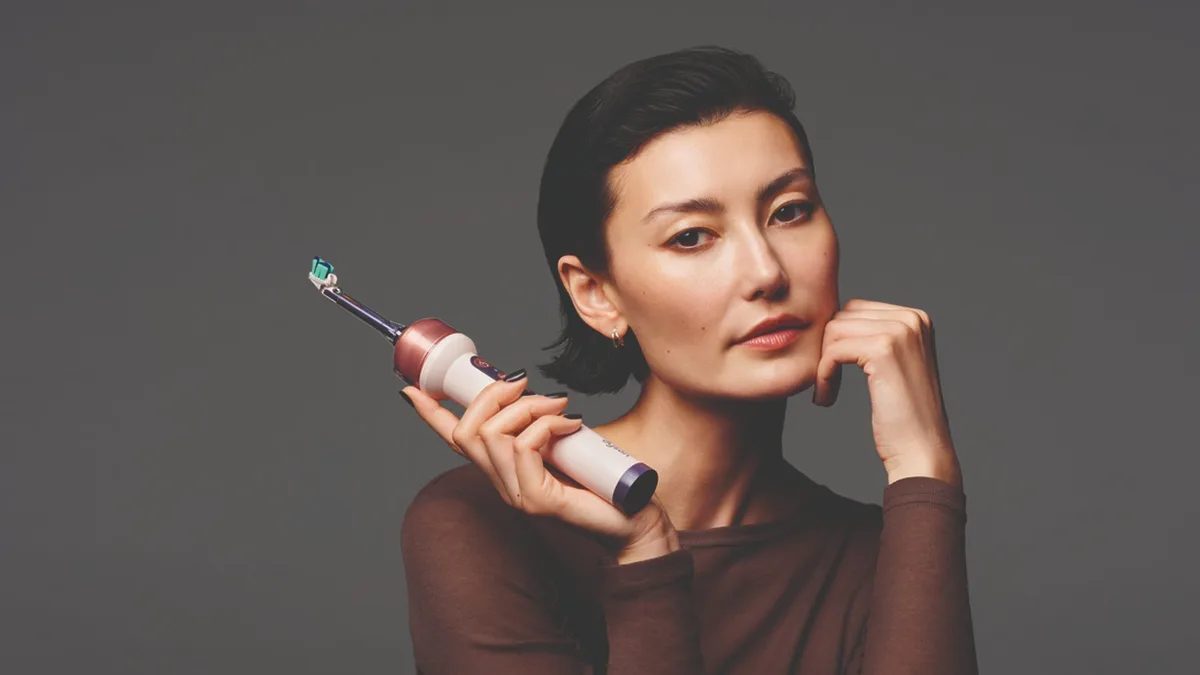 Après les aspirateurs, les purificateurs ou encore les casques audio, Dyson adapte son savoir-faire pour réinventer… la brosse à dents, grâce à l’IA