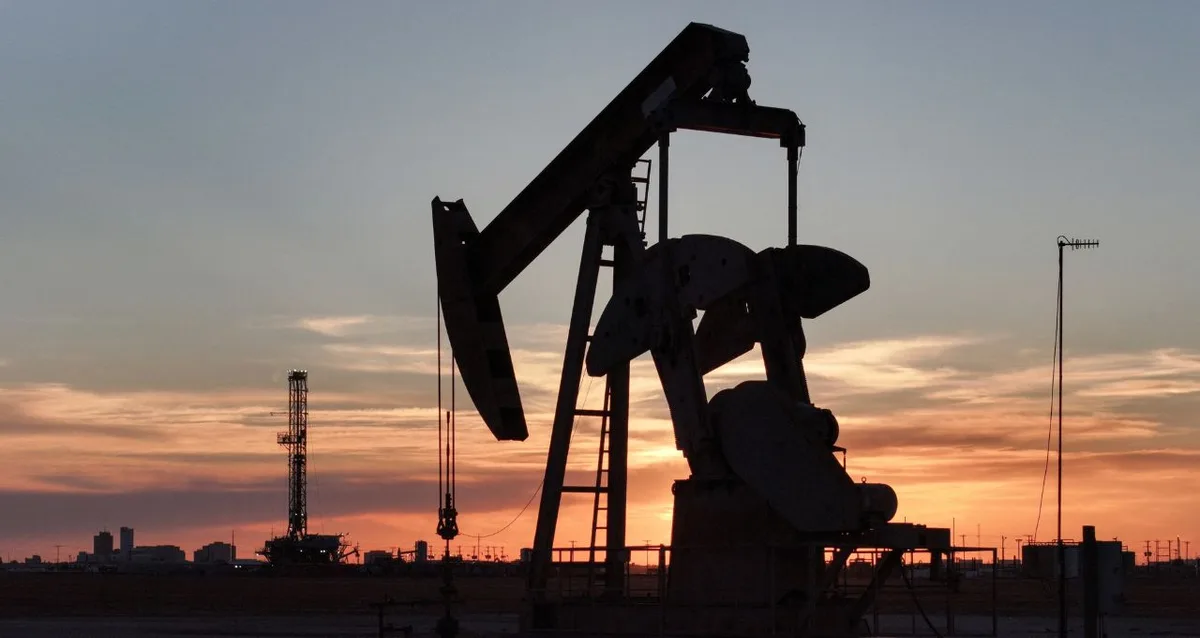 Petróleo avança pelo 5º dia consecutivo com impasse entre EUA e Irã sobre Ormuz