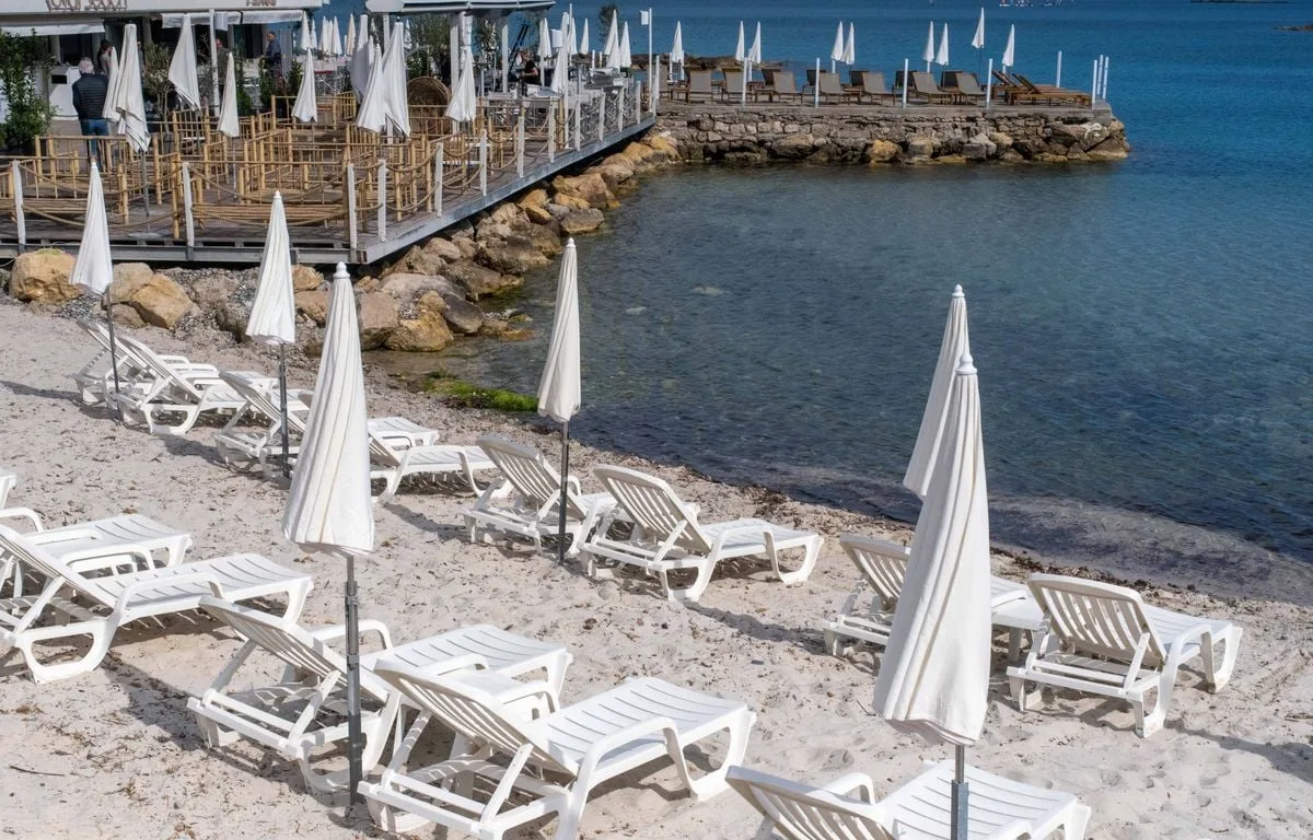 Grèce : Un homme de 82 ans meurt après une violente altercation à propos d’un transat de plage