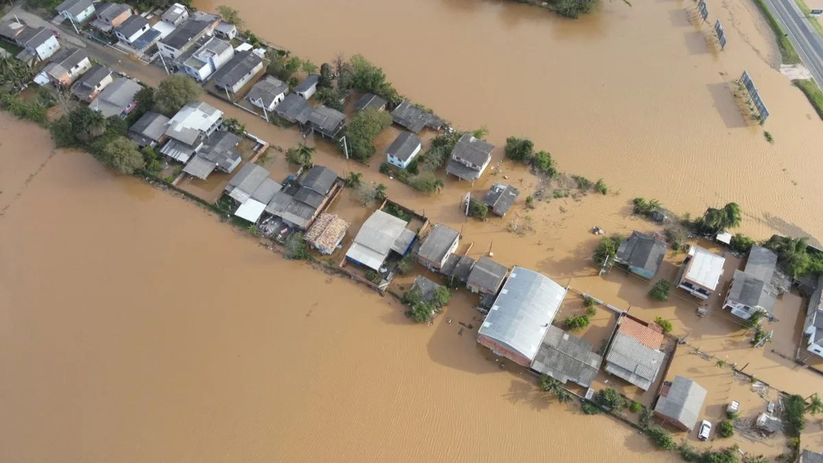Araranguá decreta situação de emergência após chuva intensa causar alagamentos e retira famílias de áreas afetadas