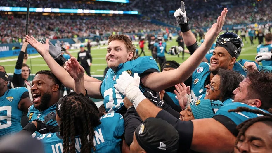 Jaguars kicker sticks it to Eagles fans after nailing game-winning 57-yard field goal in London