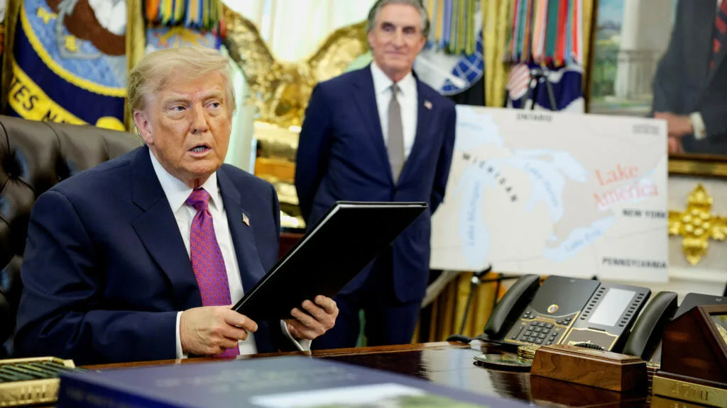 Donald Trump signe un décret rebaptisant le lac Ontario en "lac d’Amérique"