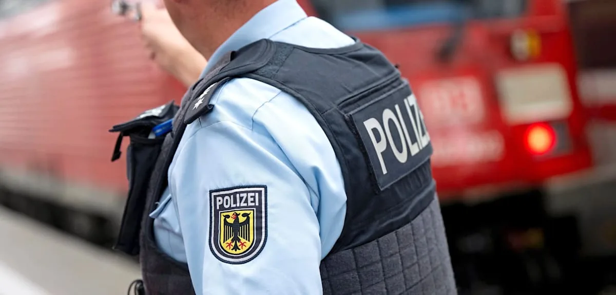 Mann bespuckt Bahnmitarbeiterin in Halle – Platzverweis und Anzeige