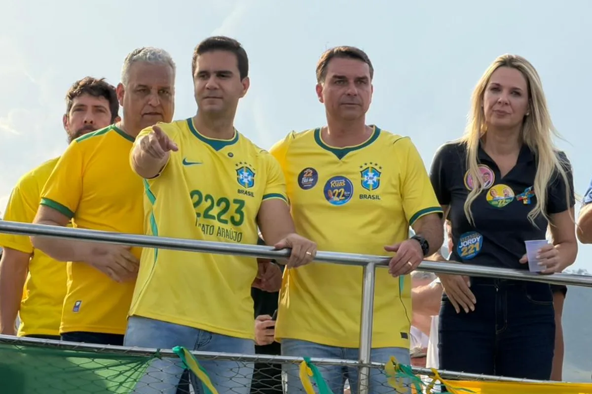 Candidato investigado participa de barqueata com Flávio Bolsonaro em Angra