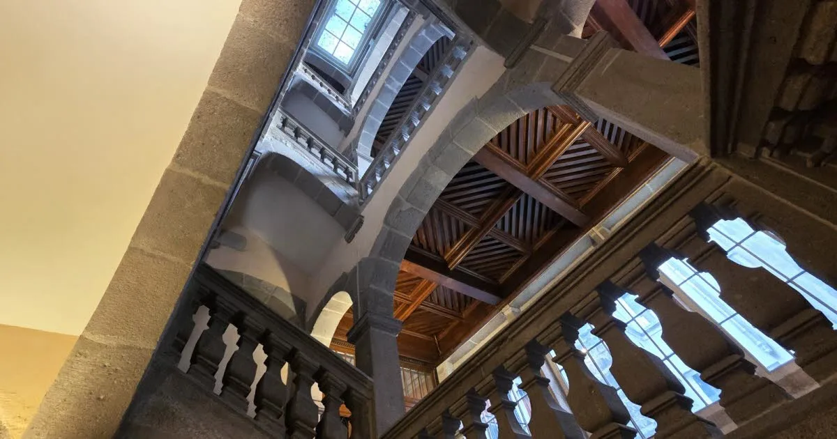 Saint-Étienne. Ils vivent dans un immeuble particulier vieux de trois siècles : l’hôtel Bernou de Rochetaillée