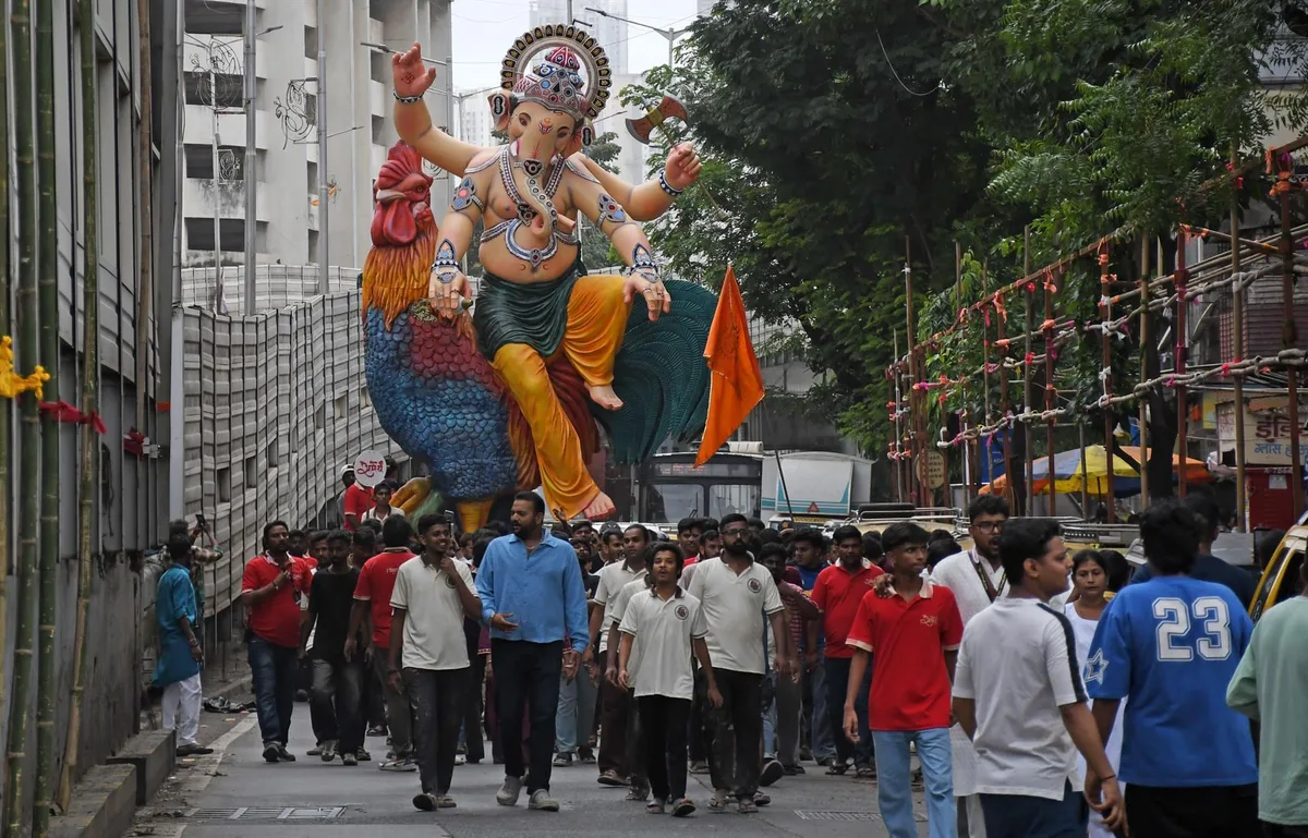 Dos muertos y cinco heridos después de que una estatua de casi siete metros cayera sobre ellos en Bombay (India)