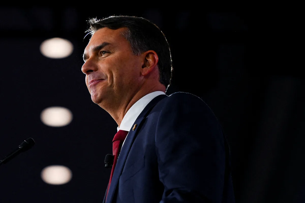 Páginas oficiais de Flávio Bolsonaro incluem curso de pós-graduação que ele não fez; campanha diz que houve 'equívoco'