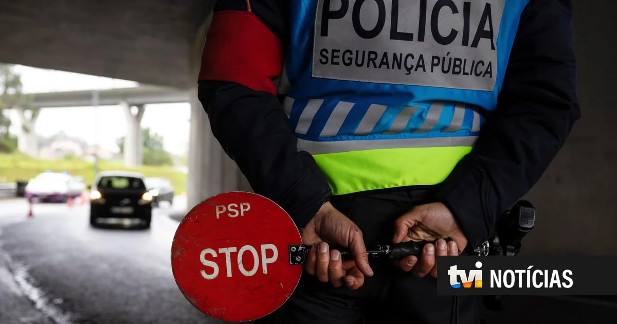 Sem carta e com taxa de álcool considerada crime: condutor tenta atropelar polícia e despista-se em Lisboa