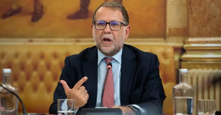 Ministro e equipa contra Carrilho: relação "insustentável"