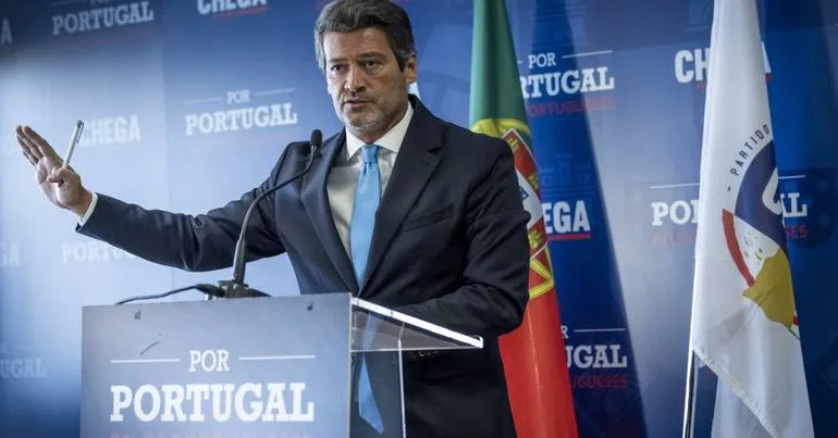 Ventura admite que está "tendente a avançar" com censura