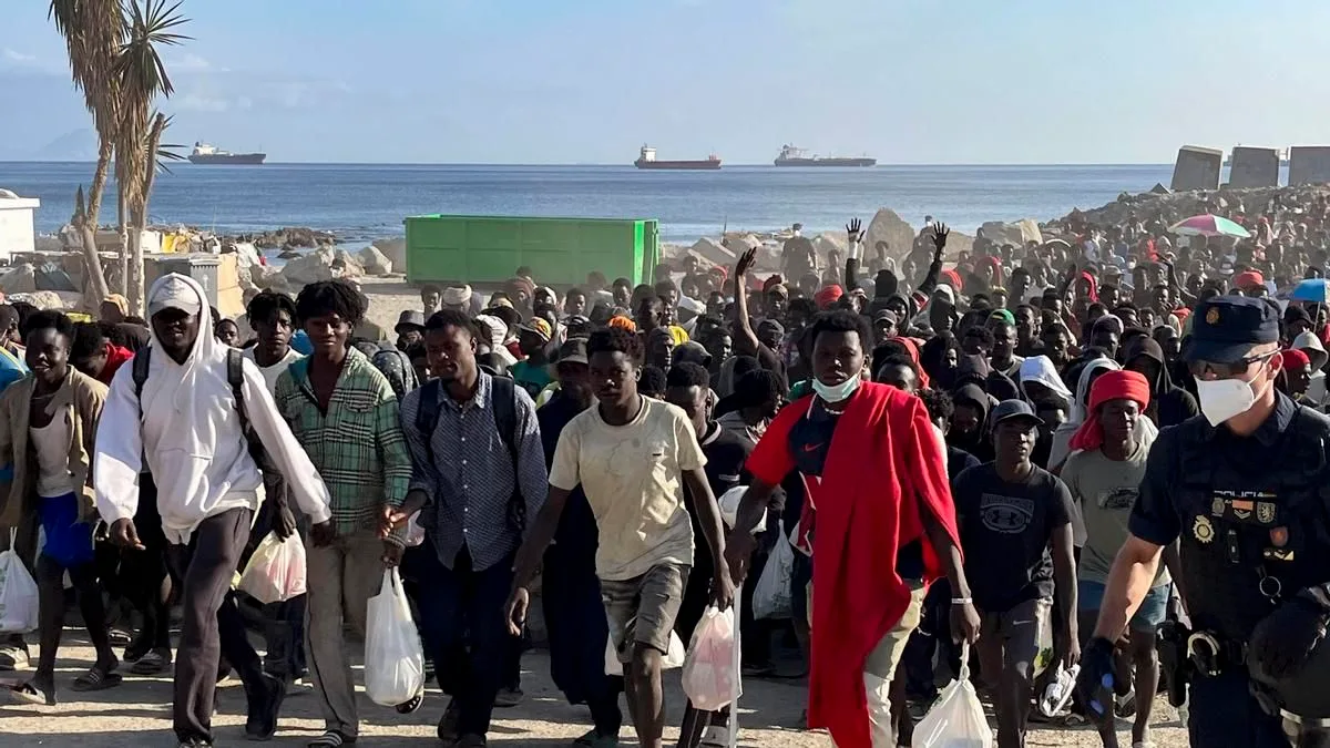 La policía traslada a miles de migrantes de la playa ceutí de Trampolín hacia los nuevos espacios de acogida
