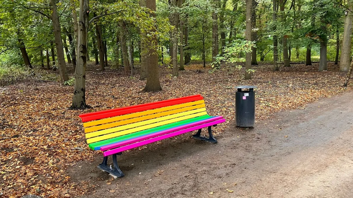 Tiergarten: Beschädigte Regenbogenbank - 18-Jähriger verdächtig