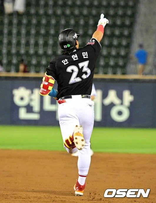 [사진]안현민, 비거리 140m 넘는 엄청난 파워