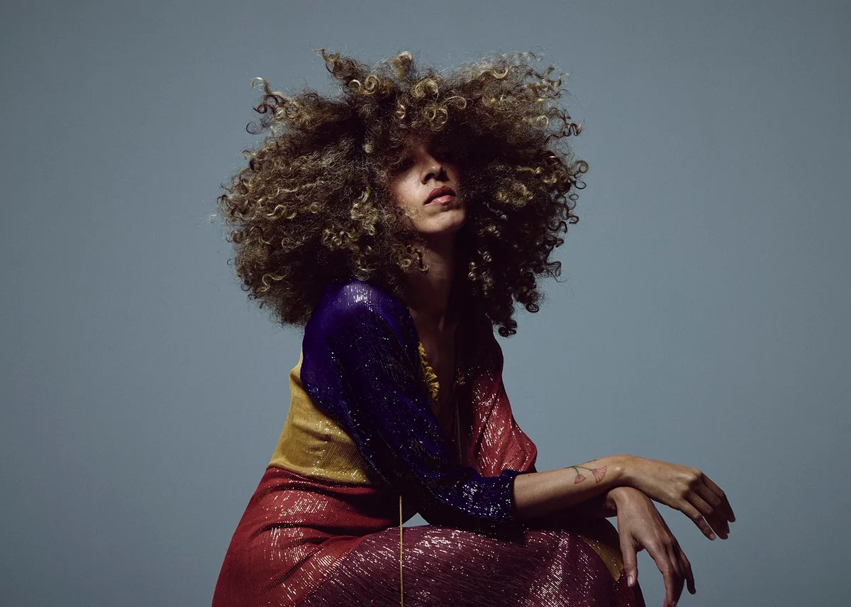 Anaïs Sylla canta com Jota.Pê e verte João Donato e Gilberto Gil para o francês na rota intercontinental do álbum 'Exil'