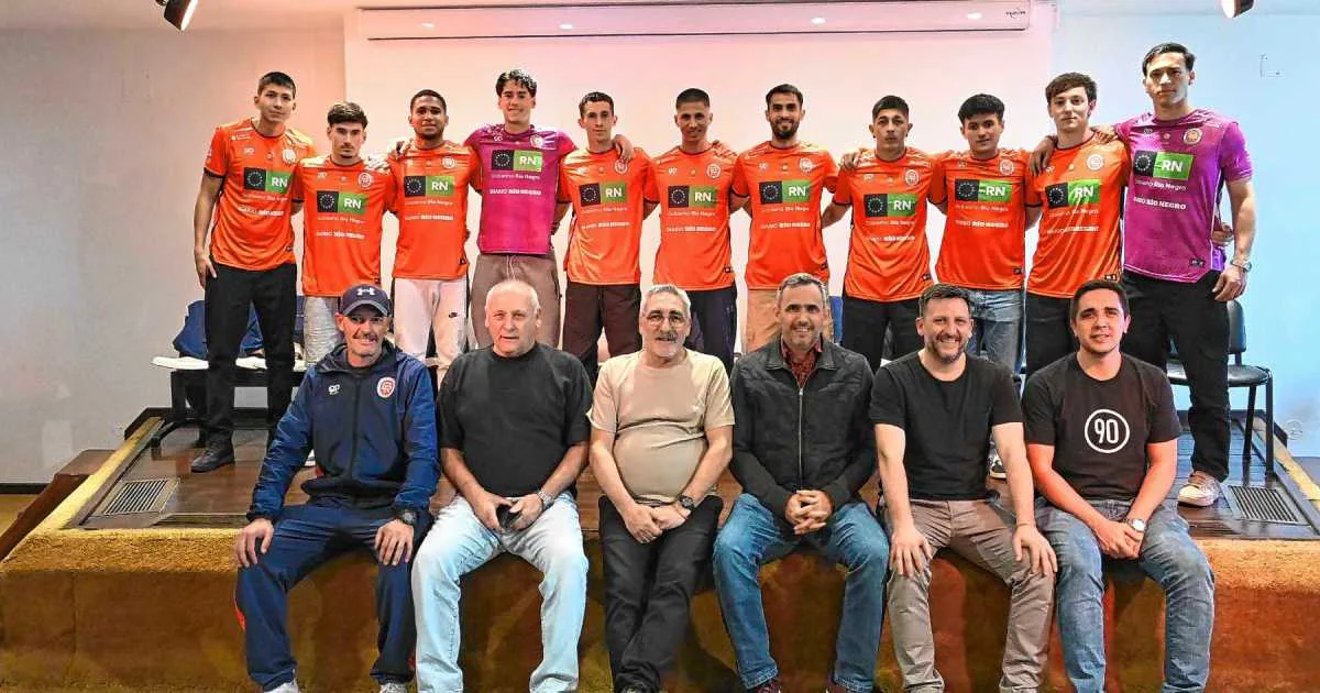 Deportivo Roca presentó su nueva camiseta y sus refuerzos de cara al Regional Amateur, con el acompañamiento de Diario Río Negro