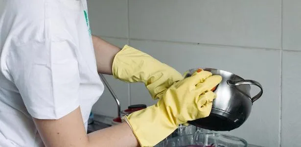 Panela de inox amarelada? Veja como recuperar o brilho sem palha de aço