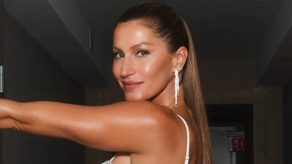 Gisele Bündchen surge com pé machucado e muletas