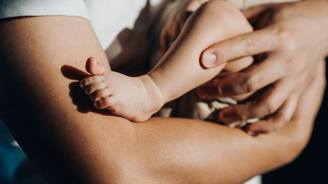Licença parental paga a 100% até aos seis meses: Parlamento aprova novas regras para 2027