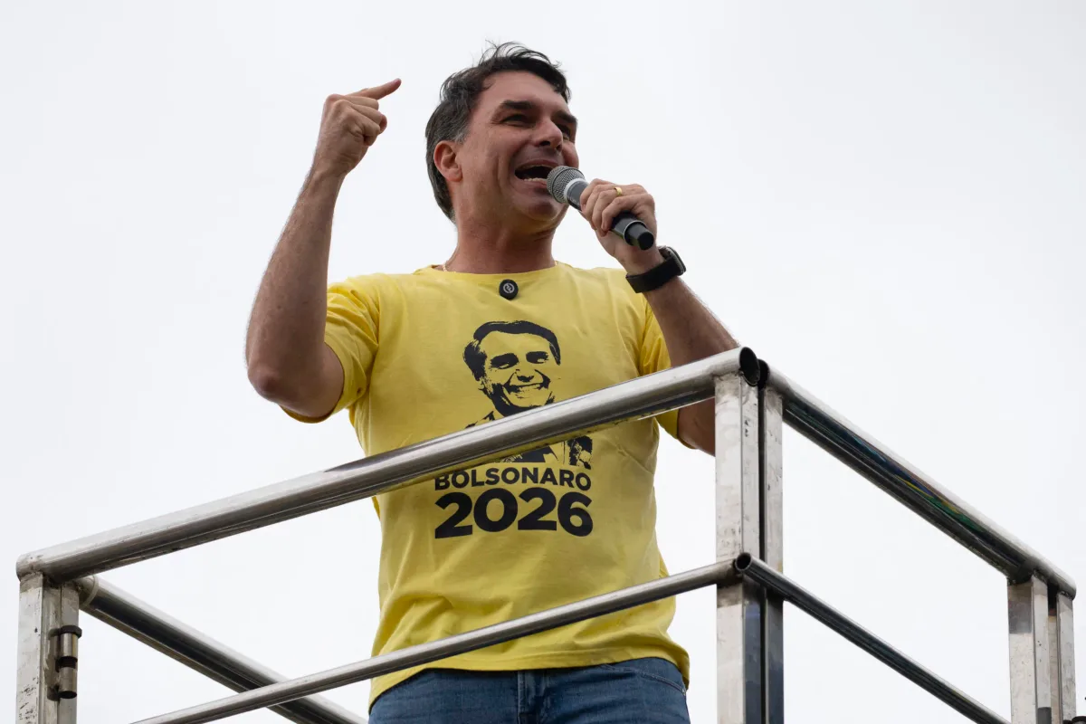 Em meio a crise do bolsonarismo no RJ, Flávio testa força em primeiro comício de campanha em Copacabana