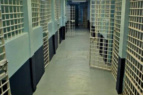 Desde conducir bajo los efectos del alcohol hasta desacatar una orden judicial; estas son las razones por las que te pueden llevar al torito