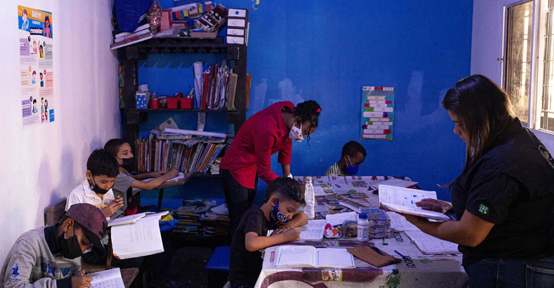 El filósofo, el economista y el vale: el origen de la idea que hoy se ensaya en Venezuela