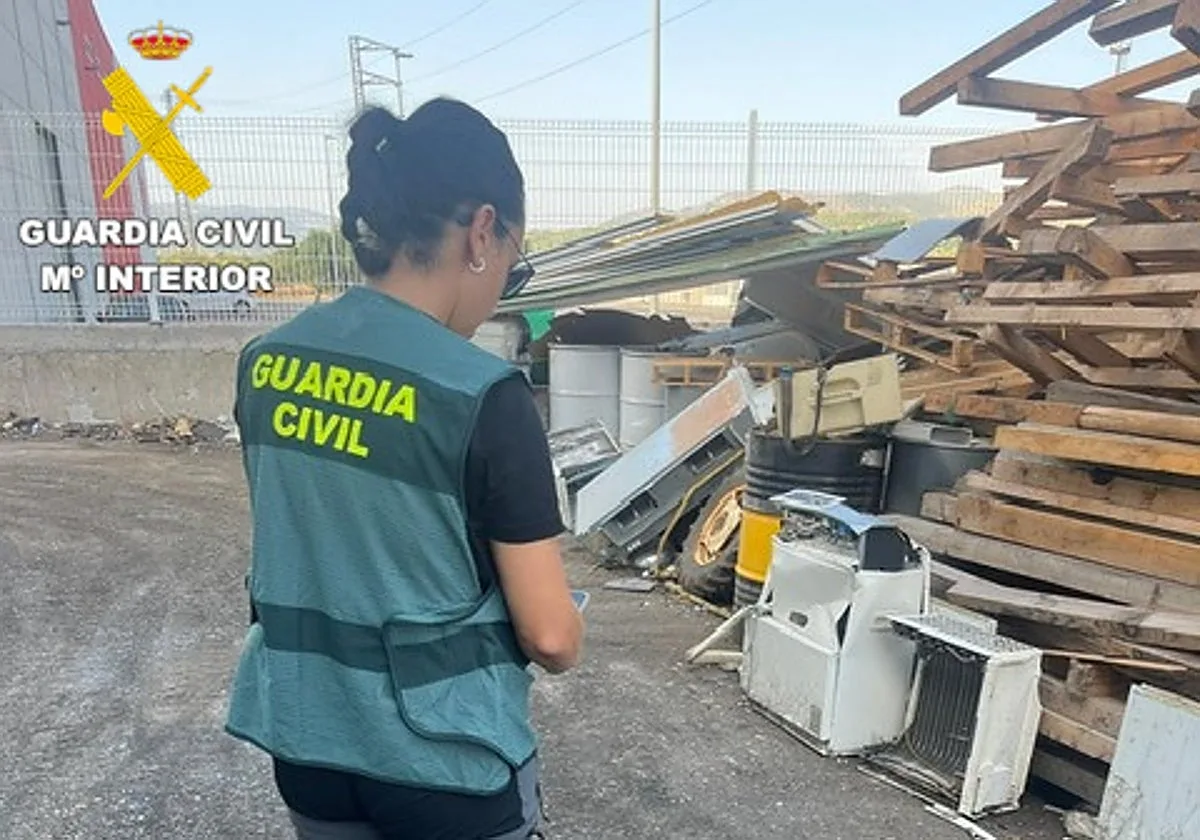 La Guardia Civil detiene a una mujer por robar 70 tapas de alcantarillado en Castellón