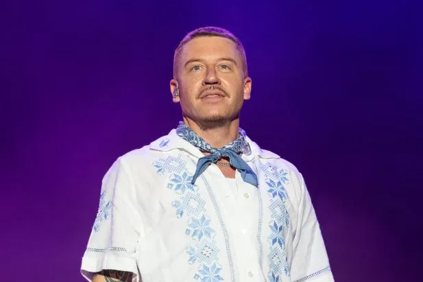 Macklemore anuncia decisão após deixar turnê de Ed Sheeran e convoca empresário apontado como responsável BUDAPEST, HUNGARY - AUGUST 14: Macklemore performs at Sziget Festival 2023 on August 14, 2023 in Budapest, Hungary. (Photo by Joseph Okpako/WireImage)