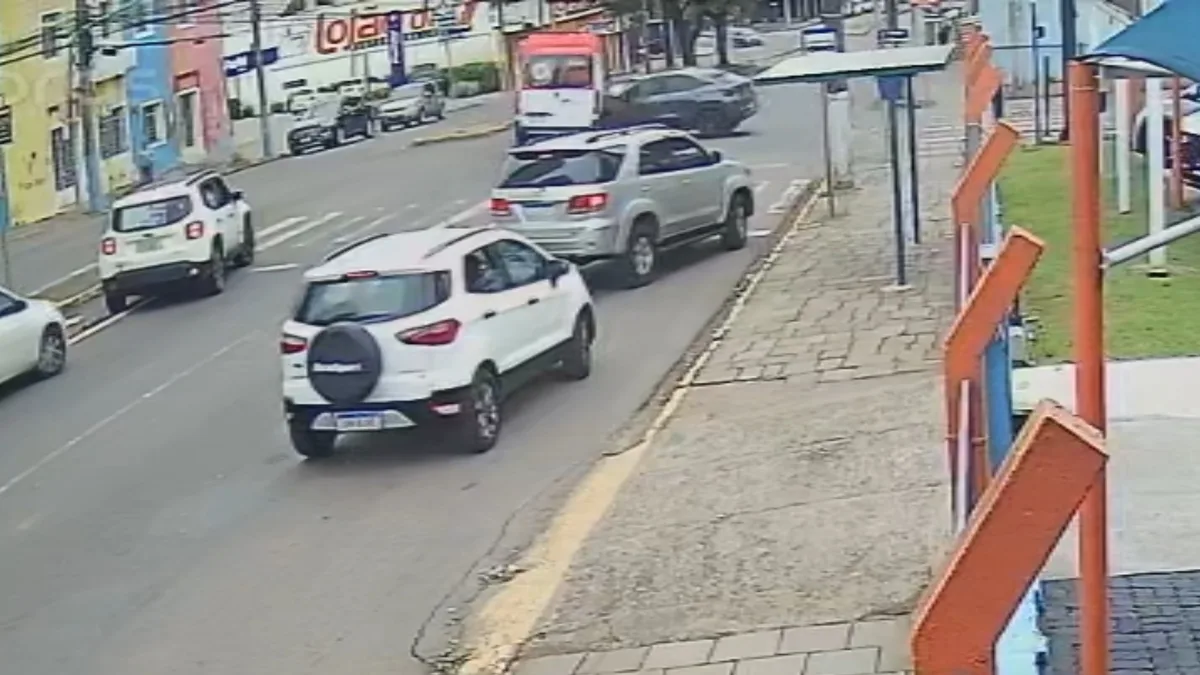 Ambulância do Samu tomba após acidente com carro e paciente morre no Norte do RS