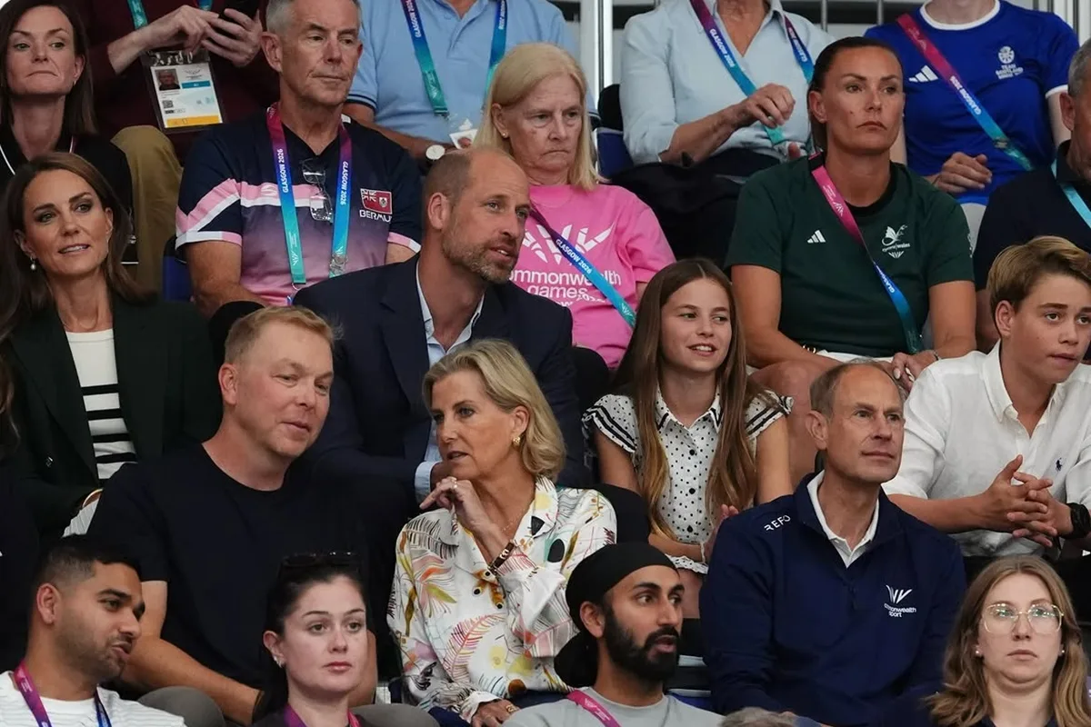 Princesa Charlotte segue passos da mãe, Kate, em paixão pelo netball
