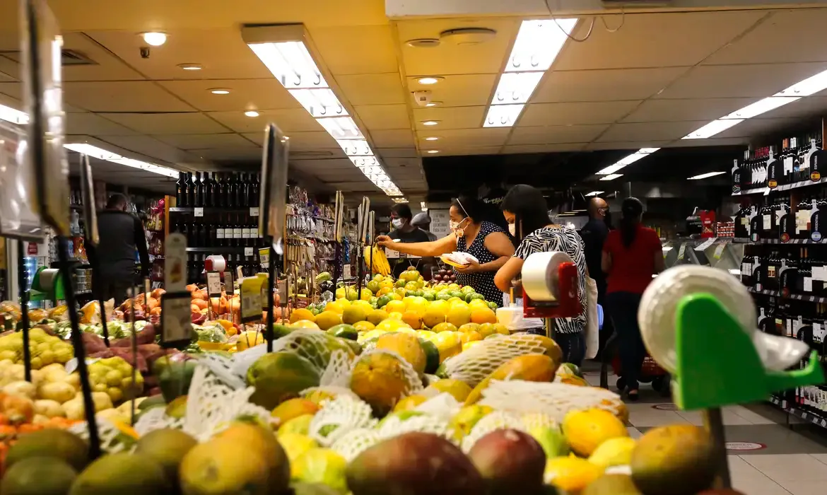 Rede de supermercados famosa no Nordeste fecha 28 lojas e demite 6,6 mil funcionários