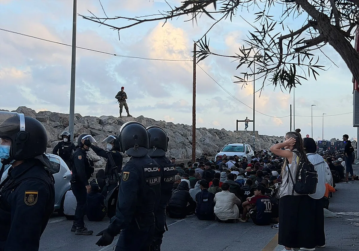 La Audiencia Nacional da 20 días a Transportes para que envíe el expediente del campamento de inmigrantes del Puerto de Ceuta