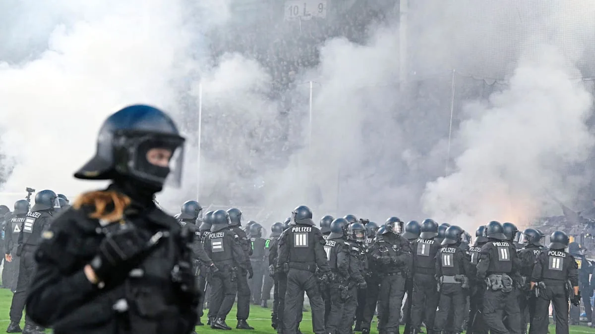 „Für mich unverständlich, dass überhaupt wieder angepfiffen wurde“ – Harte Strafen nach Skandalspiel gefordert