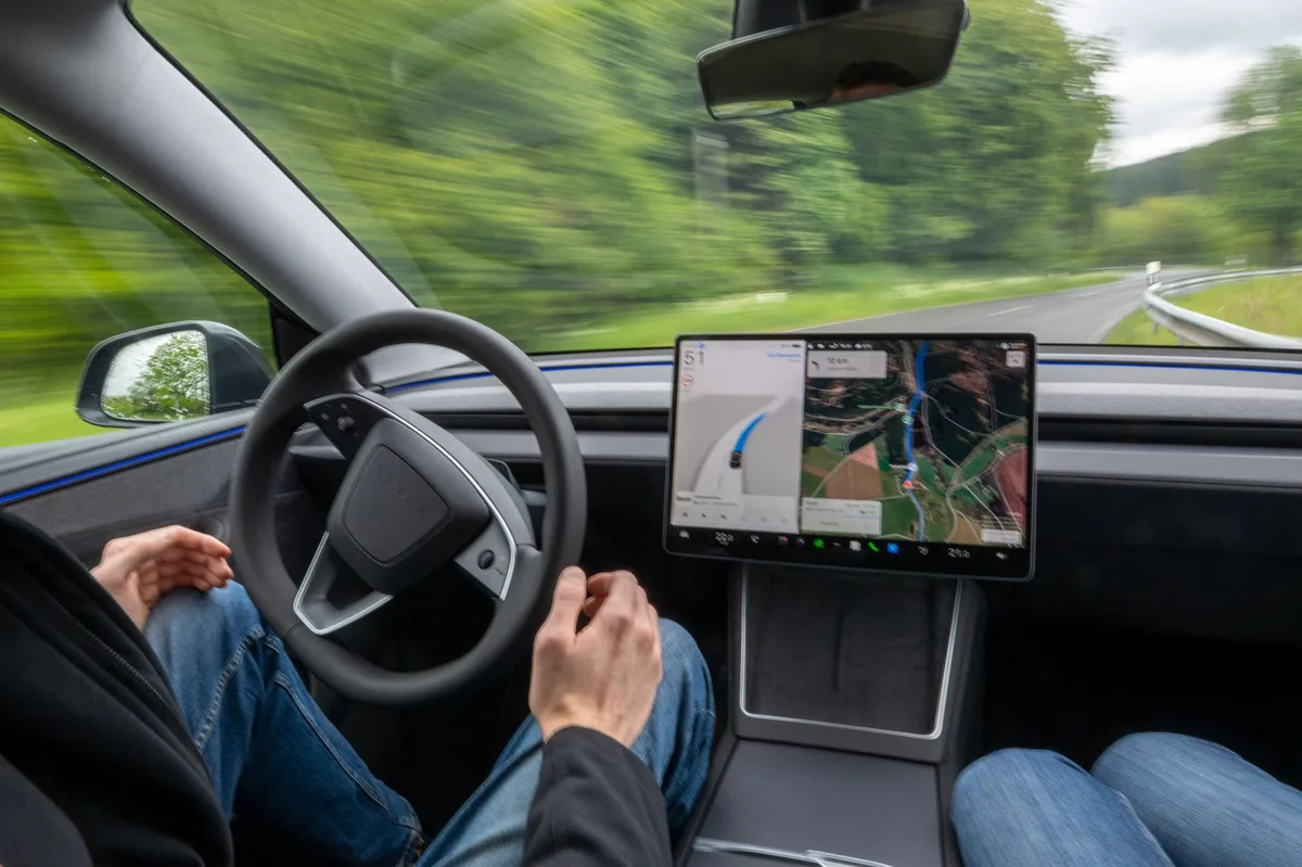 Tesla : des voitures sans conducteur vont-elles bientôt circuler sur les routes françaises ?