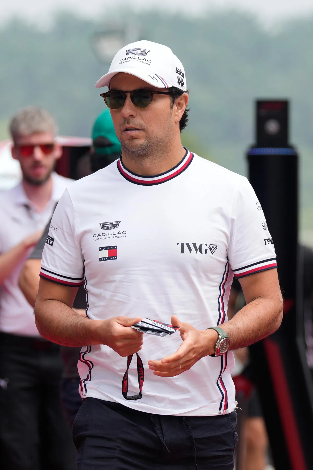 Checo Pérez choca en Singapur y saldrá 20 en la Sprint Race; Verstappen conquista la pole