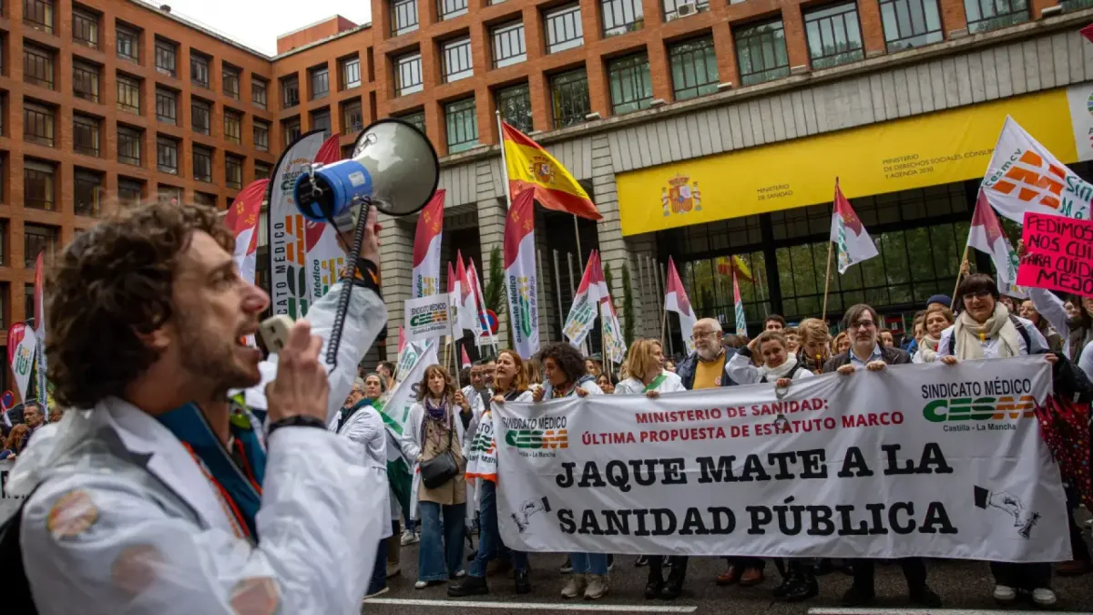 Los sindicatos médicos convocan una huelga indefinida desde el 28 de octubre en rechazo al Estatuto Marco del Gobierno