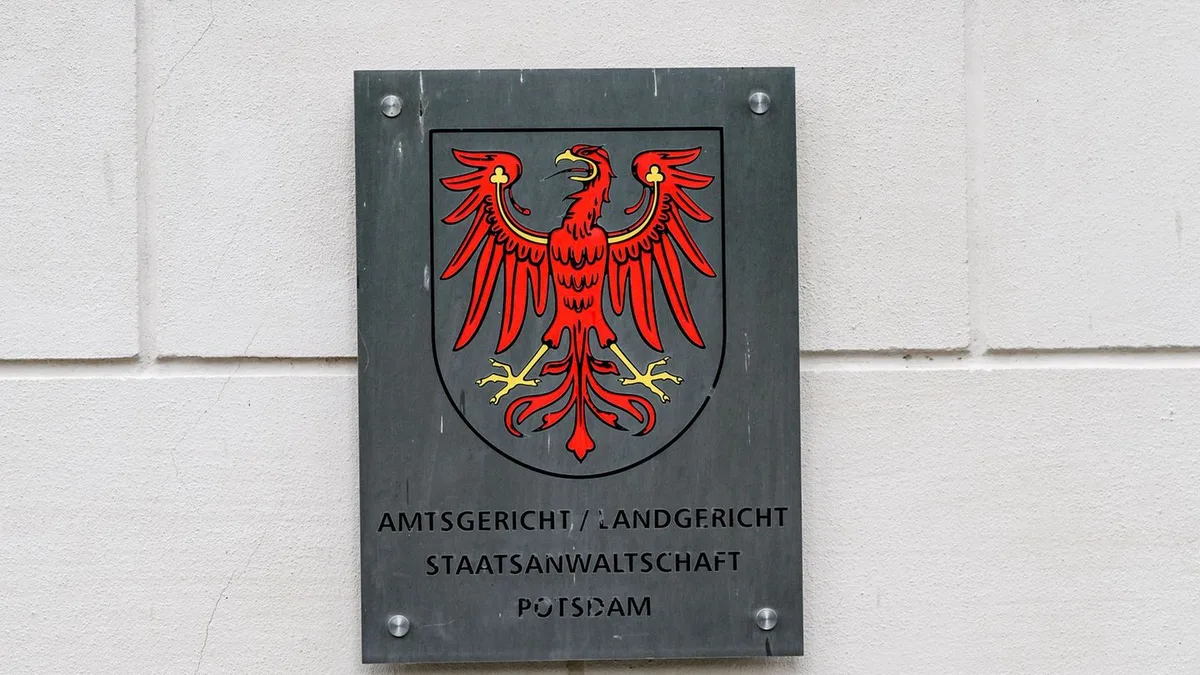 81-Jährige geschubst: Rentnerin stirbt bei Raub: lebenslang und fast 14 Jahre Haft