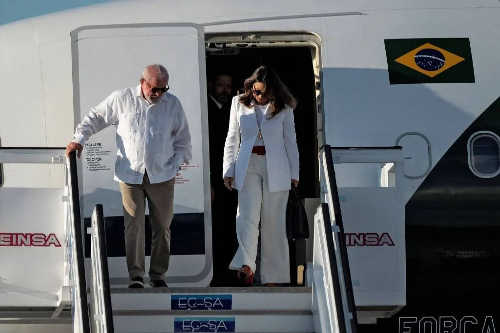 Justiça questiona defesa de Janja pela AGU em ação sobre viagens