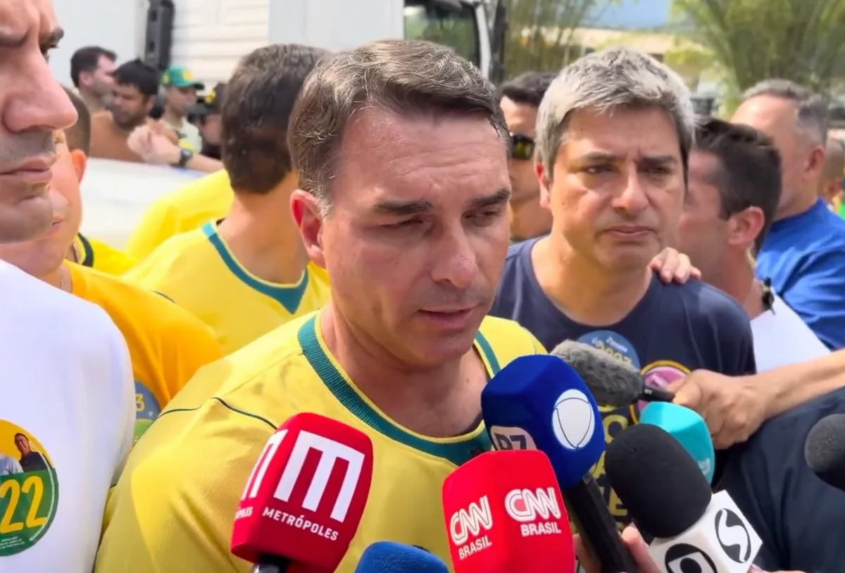 Lindbergh pede a Dino bloqueio de bens de Flávio Bolsonaro