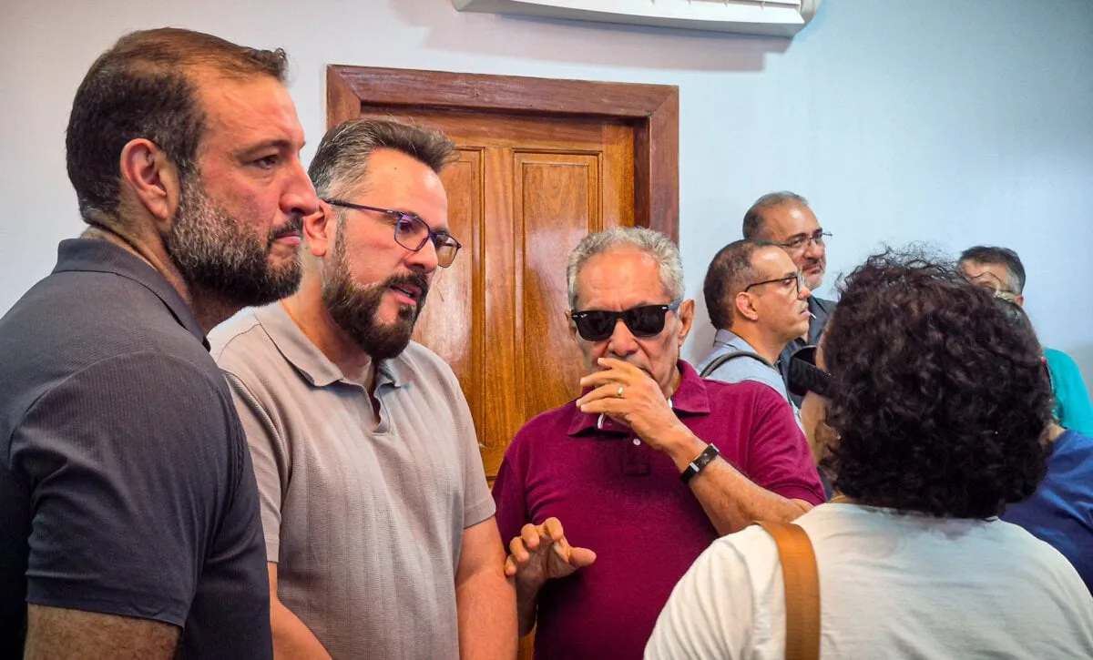 Alan Rick vai ao velório de Ayres Rocha e presta solidariedade à família do jornalista