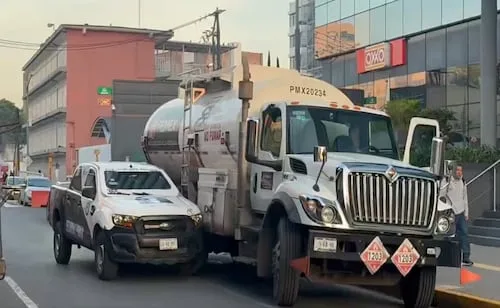 Camioneta de valores choca contra pipa de Pemex en Iztacalco; operadora habría perdido el control
