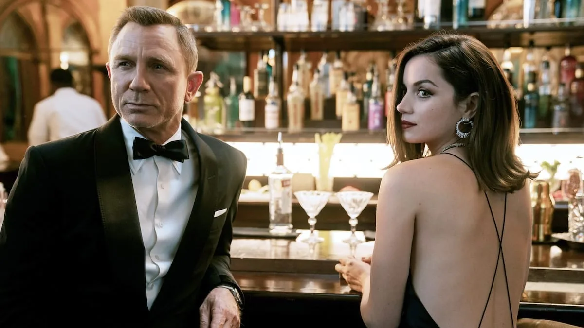 „Man wird mich hier sehen können“ - James Bond schüttelt und rührt in eigener Kneipe