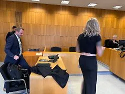 Missbrauch auf Toilette : Polizistin wegen Vergewaltigung einer 14-Jährigen angeklagt