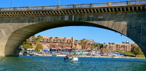 Criança morre após pular de ponte histórica levada de Londres ao Arizona