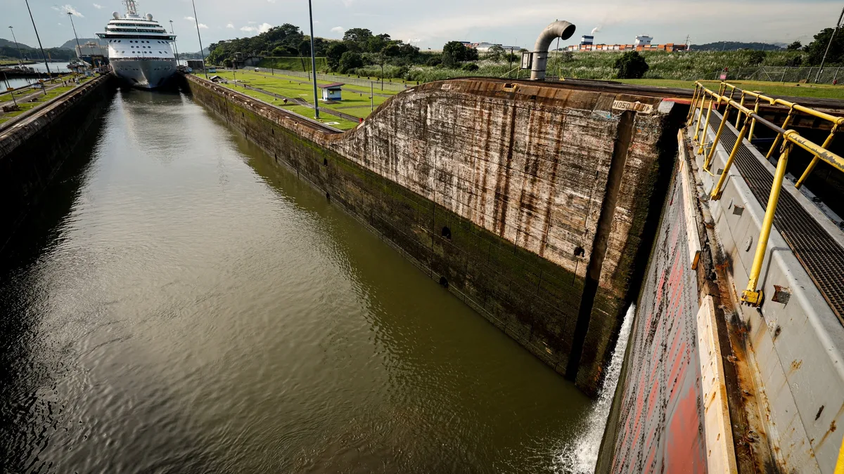 Seuls 29 navires pourront passer par jour, contre 36 habituellement: le Canal de Panama est de nouveau contraint de réduire son trafic à cause d'El Nino, les tarifs flambent