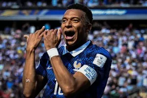 Mbappé deixa Nike e assina com a On, que faz estreia no mercado do futebol