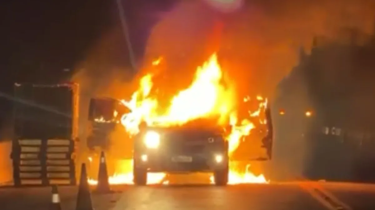 Carro pega fogo na Ponte Fontenelle, na BR 259, em Colatina; veja vídeo