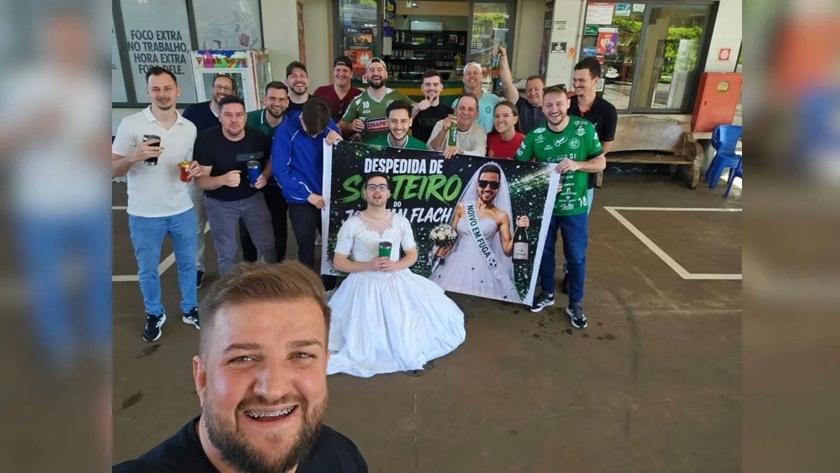 ‘De bar em bar’: torcedor vestido de noiva leva 6h para percorrer 100 km até Chapecó