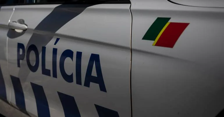 Mulher encontrada nua e a morrer em acidente. Condutor fugiu