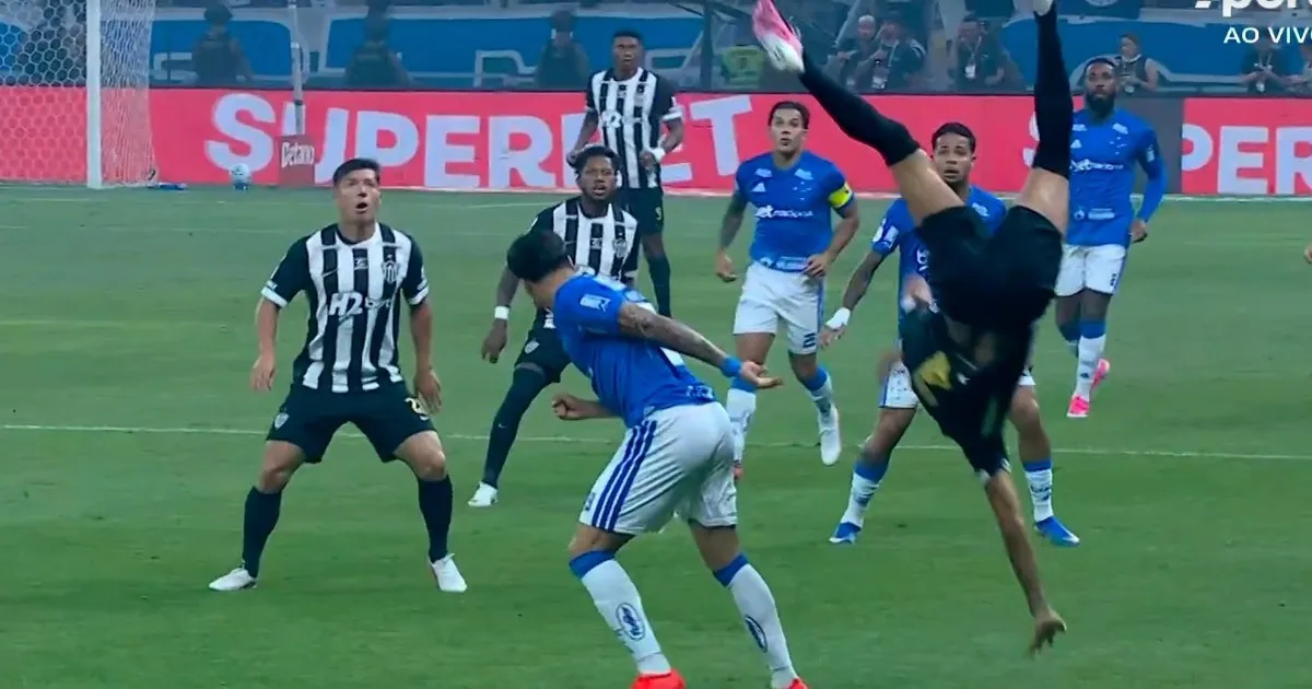 Video: voló por el aire y debió dejar la cancha