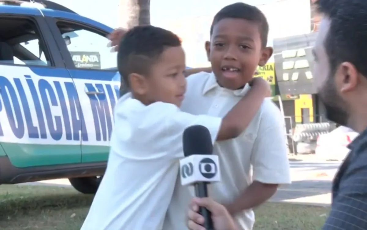 Menino que denunciou tio da mesma idade à polícia após ser empurrado faz as pazes com um abraço; vídeo